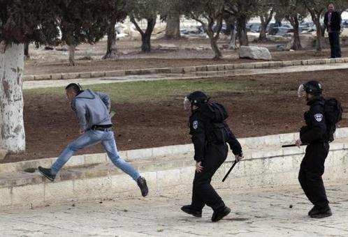 تعقیب پلیس اسرائیل به یک فلسطینی بخاطر پرتاب سنگ؛ بعد از نماز جمعه در مسجد الاقصی
