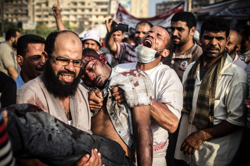 درگیری و خشونت در بین طرفداران مرسی و مخالفین وی در قاهره موجب کشته شدن صدها نفر در این شهر گردید  