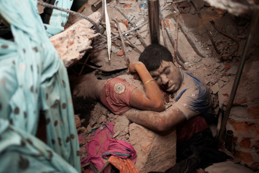 فرو ریختن ساختمان در بنگلادش موجب مرگ بیش از ۱۷۵ نفر شد. در این بین تصویر مردی که همسرش را برای نجات از آوار در آغوش کشیده از بر‌ترین تصاویر خبری در سال۲۰۱۳ شناخته شده  Taslima Akhter