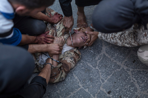 تصویر اعدام یک سرباز سوری توسط تروریستهای بی رحم القاعده در جلوی دیدگان خانواده وی  Emin Özmen—Agence LeJournal