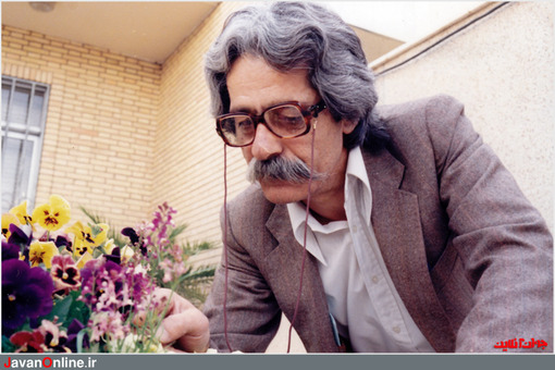 زنده&zwnj;یاد سید شمس&zwnj;الدین سادات آل احمد، معروف به &laquo;شمس آل احمد&raquo; از روشنفکران متفاوت ِاین مرز و بوم به شمار می&zwnj;رود. این تفاوت از آن روی است که آنان درد و درمان سیاست و فرهنگ این کشور را در همین آب و خاک می&zwnj;جستند و به گفته و کرده بیگانه نظر نداشتند.