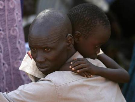 مرد آواره سودانی فرزندش را از بیم آسیب مهاجمان در آغوش کشیده.
REUTERS/Goran Tomasevic
