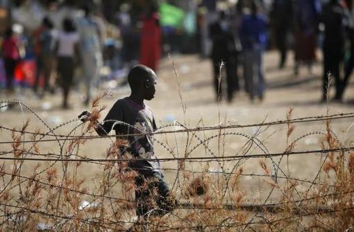 پسر آواره&zwnj;ای در کنار سیم&zwnj;خاردارهای سودان جنوبی(جوبا) در محل حفاظت شده سازمان ملل
REUTERS/Goran Tomasevic 
