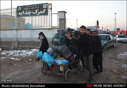  با نزدیک شدن اربعین سید و سالار شهیدان عاشقان و شیفتگان آن حضرت با هر شرایطی خود را به کشور عراق می&zwnj;رسانند تا با پای پیاده به زیارت امام حسین(ع) روند.