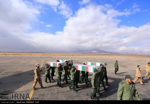 تشییع پیکر چهار شهید گمنام در کرمان
آیین استقبال و تشییع پیکرهای مطهر چهار شهید گمنام دفاع مقدس، روز شنبه از مسیر فرودگاه تا حسینیه ثارالله کرمان برگزار شد.
