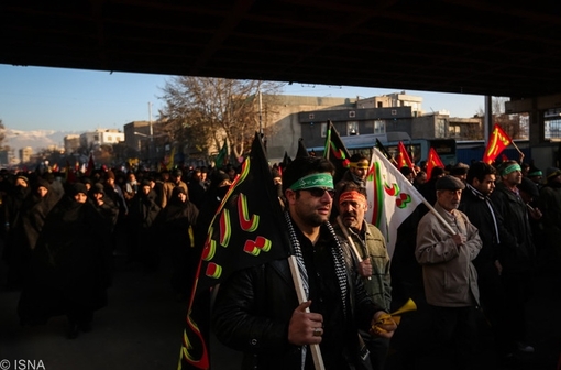 راهپیمایی عزاداران حسینی در بامداد اربعین در تهران 