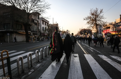 راهپیمایی عزاداران حسینی در بامداد اربعین در تهران 