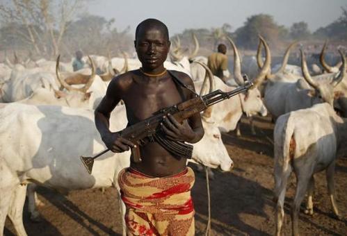  آتش نبردهای قبیله&zwnj;ای در گوشه و کنار سودان جنوبی، دوباره شعله کشیده، یک چوپان سودانی در نزدیکی رام بک در حالیکه یک کلاشنیکف در دست دارد از گاوها مراقبت می کند.بحران جنگ داخلی در سودان وضعیت بسیار وخیمی در این کشور بوجود آورده
REUTERS/Goran Tomasevic
