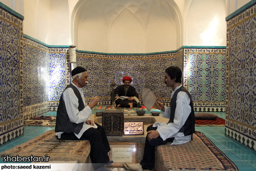 حمام گنجعلی خان از بناهای تاریخی دوران صفوی با مساختی حدود ۱۰۰۰ متر مربع در مرکز بازار کرمان قرار دارد