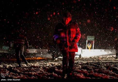 امدادگران در جاده&zwnj;های برفی کندوان
