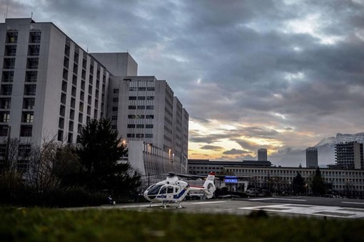 این هلی&zwnj;کوپتر از روز دوشنبه در محوطه بیمارستان برای انتقال احتمالی شوماخر در آماده&zwnj;باش است