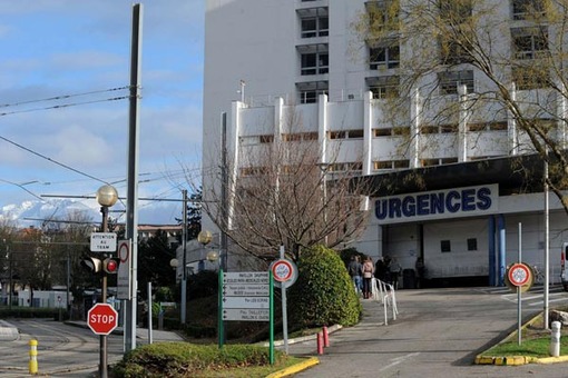 ورودی بیمارستان گرونوبل در فرانسه. جایی که شوماخر در آن بستری است