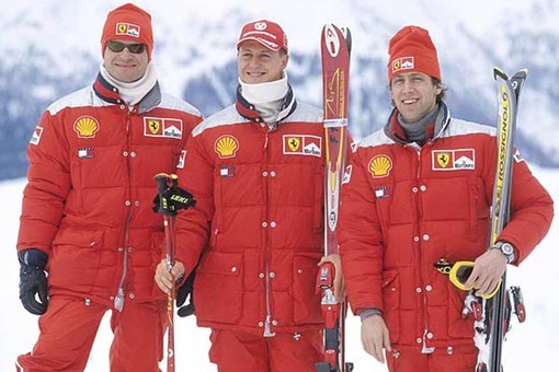 در سمت راست شوماخر مربی اختصاصی وی دیده می&zwnj;شود