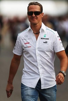 شومی با لباسی که آرم مرسدس را به همراه دارد