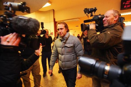 لوکا بادوئر راننده سابق فراری در حال خروج از بیمارستان گرونوبل