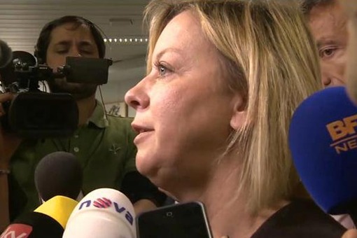 یکی از پزشکان بیمارستان گرونوبل در حال پاسخگویی در خصوص آخرین وضعیت شوماخر