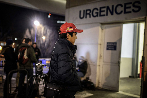 یکی از هواداران شومی خود را به درب ورودی بیمارستان رسانده است