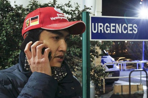 در این تصویر کاملا مشخص است هوادار شوماخر آخرین اخبار را به دوستانش منتقل می&zwnj;کند