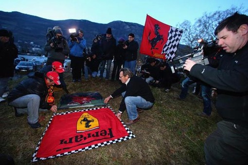 خبرنگاران رسانه&zwnj;ها سعی در پوشش حضور هواداران شوماخر در اطراف بیمارستان را دارند