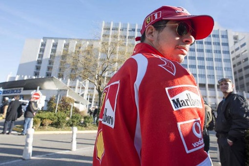 هواداران شوماخر با لباس تیم فراری در اطراف بیمارستان حضور دارند