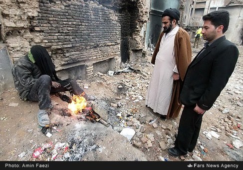 بازدید ائمه جمعه از محله سنگ سیاه شیراز و وضعیت اسف ناک معتادان سیه روز

