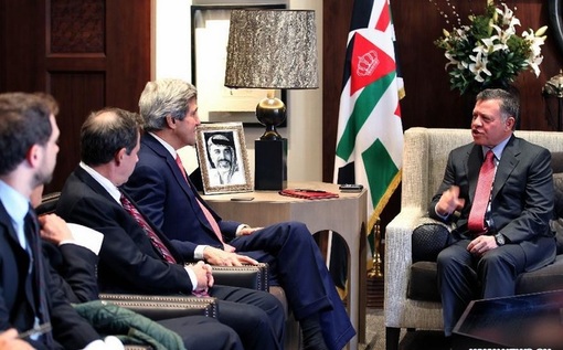 ملک عبدالله دوم پادشاه اردن در حال گفتگو با جان کری وزیر امور خارجه آمریکا در کاخ عمان-xinhua
