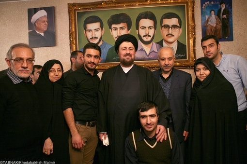 سیّد حسن خمینی در منزل شهیدان سپهری حضور یافت و با خانواده آنها از نزدیک دیدار نمود
