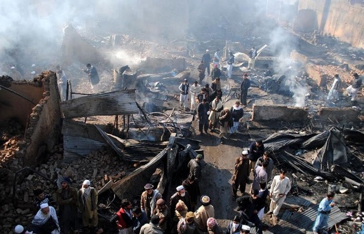 در آتش سوزی ۱۲۰مغازه در بازار پیشاور پاکستان، یک نفر کشته و چهارنفر زخمی شدند(Xinhua/Umar Qayyum
