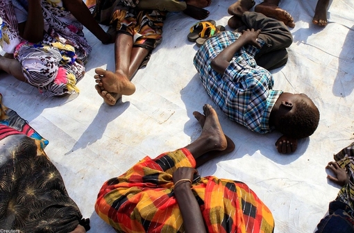 وضعیت اسفناک آورگان جنگ در سودان جنوبی! آوارگان که شمارشان به نزدیک۱۷۰۰۰ نفر رسیده در شرایط بهداشتی و تغذیه بسیار نامناسبی بسر می&zwnj;برند و این در حالیست که اردوگاه آوارگان جوبا مملو از پناهندگانیست که روزانه به این جمعیت اضافه می&zwnj;شوند.