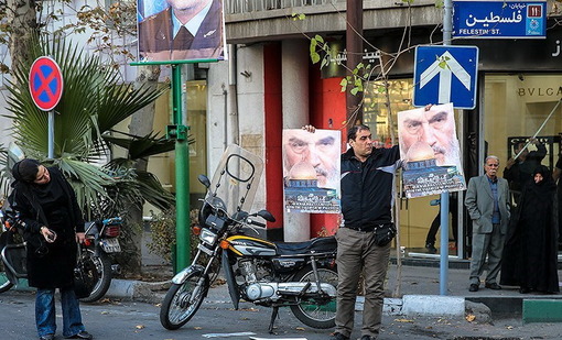 جمعی از دانشجویان دانشگاه&zwnj;های تهران به دنبال شادی و شعف مردم فلسطین در پی مرگ آریل شارون، قصاب صبرا و شتیلا اقدام به توزیع و پخش شیرینی در میدان فلسطین تهران کردند/تسنیم
