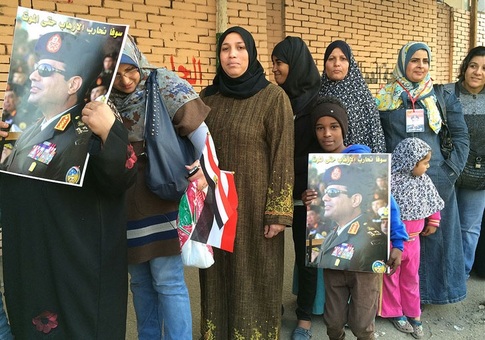 برگزاری همه پرسی قانون اساسی جدید مصر وارد دومین روز خود شده است.دولت انتقالی تحت حمایت نظامیان برای تائید برکناری محمد مرسی، رئیس جمهور پیشین مصر به دنبال رای مثبت مردم به قانون اساسی جدید است و میزان مشارکت و نتیجه همه&zwnj;پرسی شاخصی برای سنجش حمایت مردم از ارتش محسوب می شود/بی بی سی
