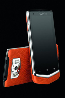 Vertu Constella
ساخته شده از چرم گوساله،تیتانیوم و یاقوت کبود - قیمت 6600 دلار