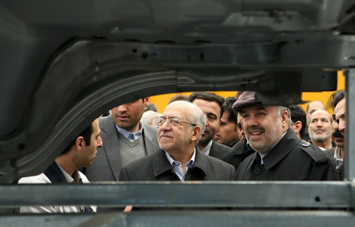 محمدرضا نعمت زاده وزیر صنعت، معدن و تجارت روز دوشنبه در سفر خود به قزوین از دو خط تولیدی در شرکت هفت الماس این استان بهره برداری کرد/ایرنا
