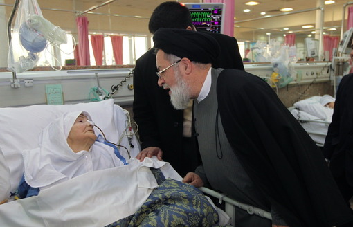حجت الاسلام سیدمحمدعلی شهیدی رییس بنیاد شهید و امور ایثارگران، روز یکشنبه با حضور در بیمارستان خاتم الانبیا(ص) از والدین معظم شهدا که در این بیمارستان بستری هستند،عیادت کرد/ایرنا
