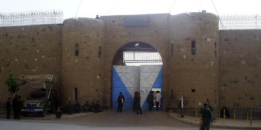 در یمن جستجو برای یافتن ۱۹ زندانی عضو القاعده که روز پنجشنبه بوسیله شبه نظامیان از زندان مرکزی صنعا فراری داده شدند ، ادامه دارد.خبرگزاری رسمی یمن (صبا)، گزارش داد، شبه نظامیان روز پنج شنبه با استفاده از یک خودرو حامل مواد منفجره، دیوار زندان را سوراخ کرده و زندانیان را خارج کرده اند.
به گزارش رویترز در این عملیات دست کم ۷ مامور زندان کشته شده&zwnj;اند.
دست کم ۳ تن از مقام ها و نگهبانان زندان مرکزی صنعا، به ظن کمک به شبه نظامیان بازداشت شده&zwnj;اند/RFE/RL