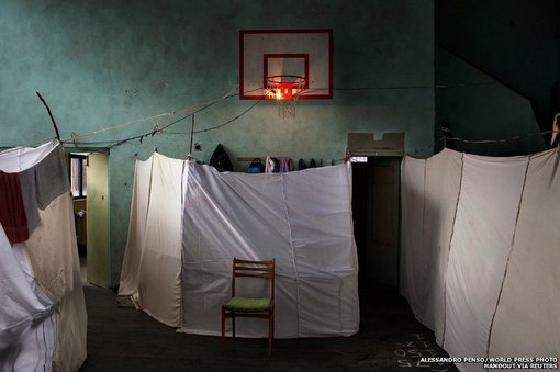 اقامتگاه موقت پناهندگان سوری در ایاصوفیه. الساندرو پنزو،‌ عکاس ایتالیایی،‌ برنده جایزه تک عکس در رشته اخبار عمومی شده است.