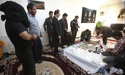 یک مجرم سابقه دار که شش ماه پیش با مرخصی از زندان متواری شده و اقدام به توزیع مواد مخدر در منطقه می کرد، روز دوشنبه با تلاش پلیس مواد مخدر فرماندهی انتظامی استان فارس در محله عادل آباد شیراز دستگیر و دو کیلو مخدر صنعتی شیشه و نیم کیلو هروئین و وجه نقد به ارزش تقریبی یک ملیارد و دویست ملیون ریال از منزل وی کشف شد/مهر
