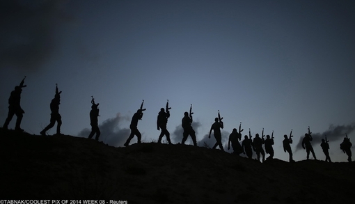 اعضای گروه حماس فلسطین در طی یک تمرین آموزشی در غزه از دامنه کوه بالا می روند 