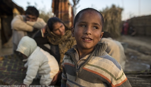 پسرک خندان نابینا به همراه خواهر و برادرش در یک اردوگاه موقت پناهندگان در اسلام آباد پاکستان 