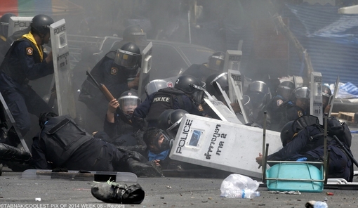 واکنش افسران پلیس تایلند پس از انفجار در درگیری با معترضان ضد دولتی در نزدیکی ساختمان دولت در بانکوک 