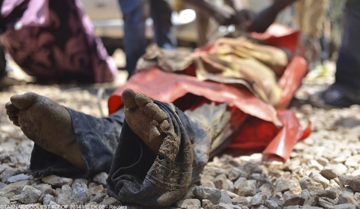 دوستان و همکاران یک معدنچی کشته شده در نزدیکی معدن طلا واقع در بنونی 