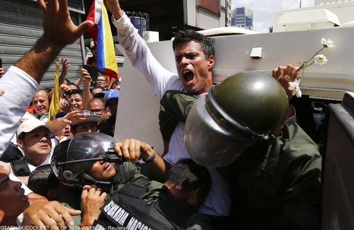 لئوپولد لوپز، رهبر مخالفان ونزوئلا در حال انتقال بوسیله خودوری زرهی گارد ملی در کاراکاس 