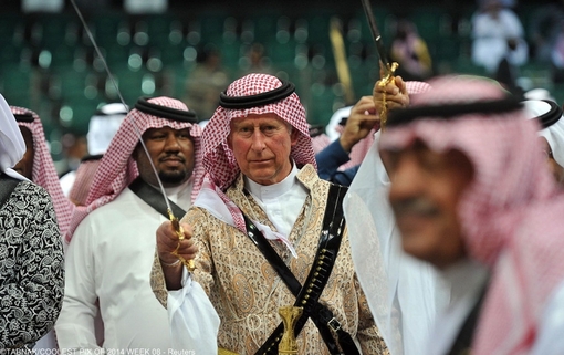 شاهزاده چارلز در انگلستان، با لباس سنتی عربی در یک مراسم رقص با شمشیر در حاشیه یک جشنواره 