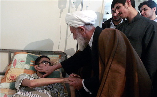 آیت الله حائری شیرازی شامگاه سه شنبه از حجت الاسلام علی خلیلی آمر به معروف و ناهی از منکر عیادت کردند. /مهر
