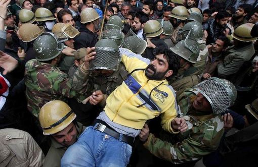 ده ها دانشجوی کشمیری به خاطر تشویق تیم ملی کریکت پاکستان از دانشگاه اخراج شدند، در سرینگر مردم در اعتراض به این حرکت نژاد پرستانه تظاهرات نمودند/شینهوا
