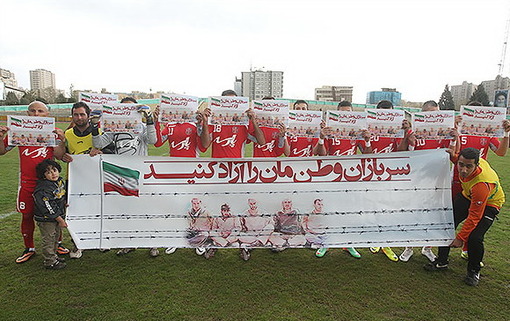 عصر روز دوشنبه، دیدار تیم های فوتبال پارسه و پاس همدان برای حمایت از آزادی مرزبانان ربوده شده در زمین صنایع دفاع برگزار شد. /MEHR
