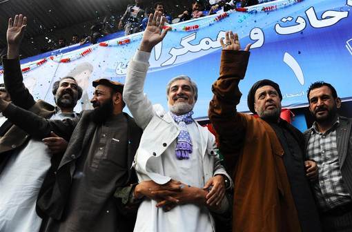 عبدالله عبدالله به عنوان یکی از مهمترین نامزدهای انتخابات روز آینده ریاست جمهوری افغانستان، در میان هوادارانش در استادیوم ورزشی شهر هرات ابراز احساسات می کند. /AREF KARIMI / AFP - GETTY IMAGES
