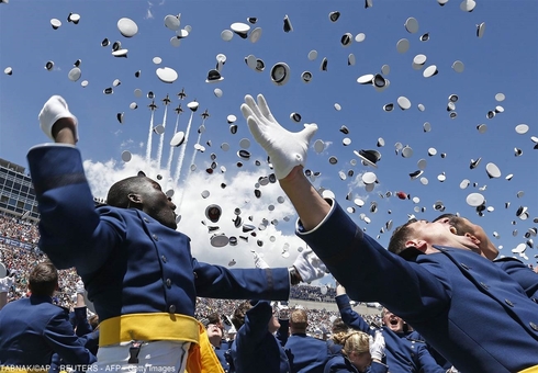 فارغ التحصیلان آکادمی نیروی هوایی ایالات متحده در کلرادو، در مراسم اختتامیه تحصیلات خود، کلاه هایشان را در آسمان به پرواز درآورده اند.