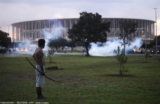 ورزشگاه مانه گارینشا در برازیلیا و اعتراض بومیان برزیلی به برپایی مسابقات فوتبال جام جهانی در این کشور.