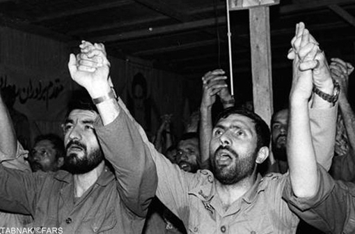 دعای وحدت فرماندهان ارتش و سپاه (شهید صیاد شیرازی و محسن رضایی) در ایام دفاع مقدس 